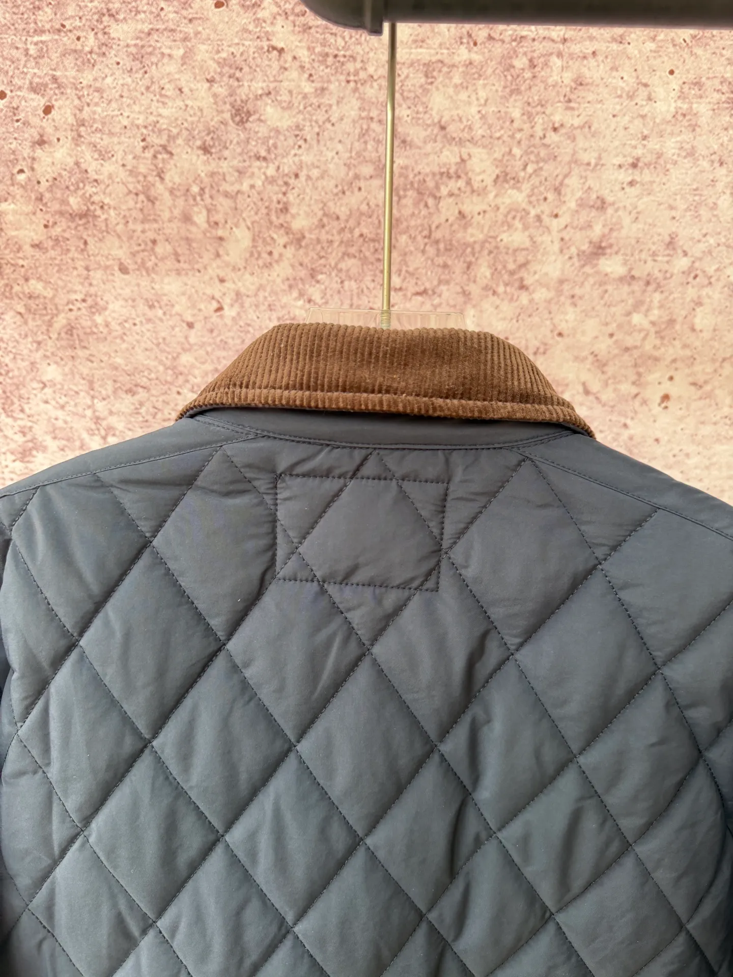 P430 Raff's new rhombus plaid workwear cotton jacket, customized hardware accessories, fine workmanship inside and outside to maintain the original details, simple version, old money style, casual matching, workmanship details restored, diamond grid stitching inside and outside fixed, collar and cuffs with corduroy to add matching attributes, shoulder chapters highlight the brand tonality, hem slit snap design is more matching attributes, full of details